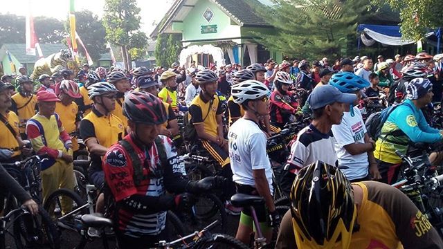  Ribuan Pesepeda Ramaikan Gowes Sehat HUT TNI ke-72 di Cianjur