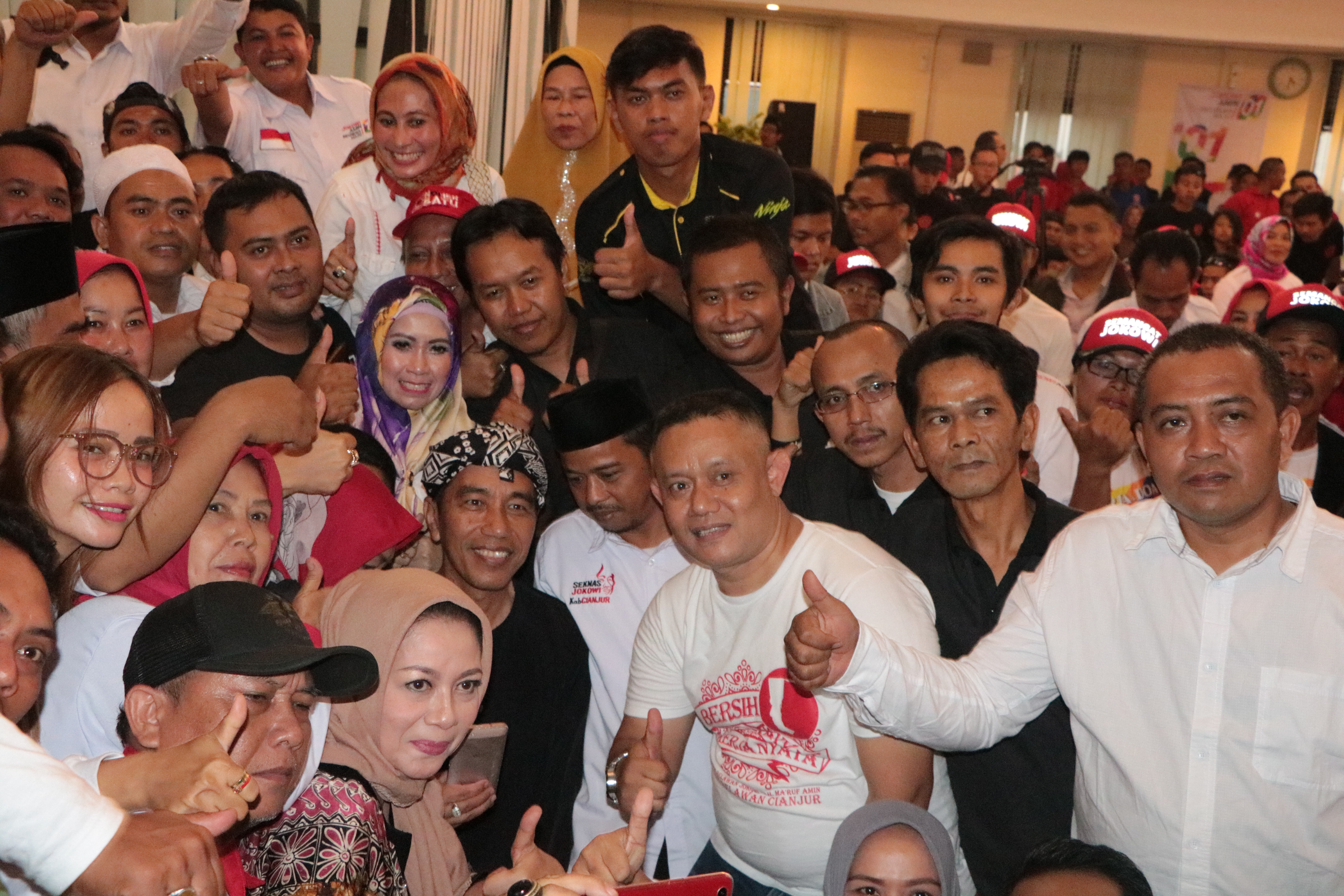  Bercengkrama Dengan Relawan, Jokowi Rencana Bangun Jalan Tol Bogor-Sukabumi-Cianjur-Bandung