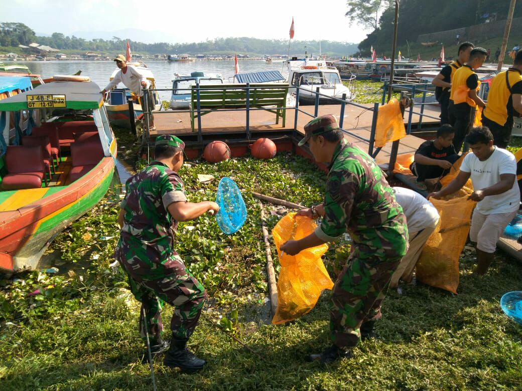  Peduli Sampah, Prajurit TNI bersih-bersih di Perairan Waduk Cirata