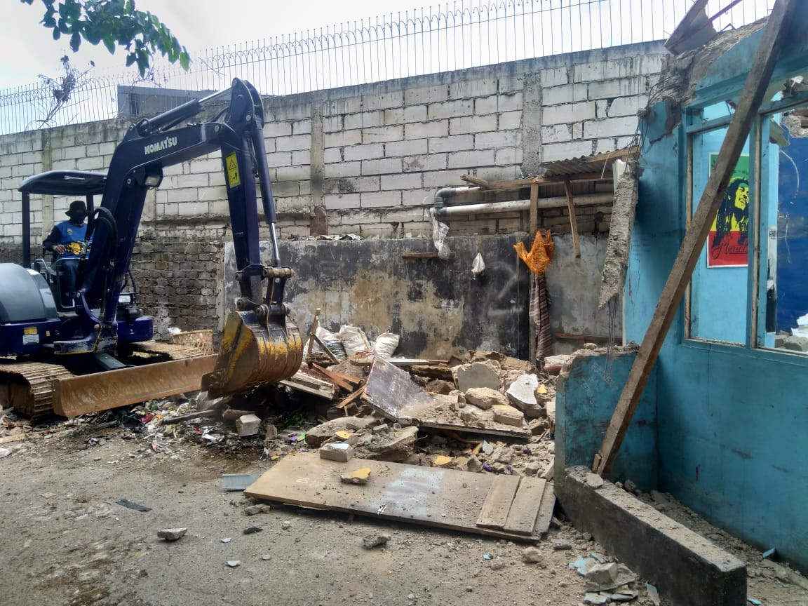  Satpol PP Cianjur Bersihkan Bangunan Liar di Jalan Pasar Baru Ramayana