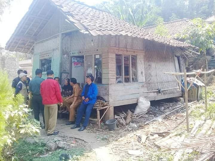  Camat Sukaluyu Pimpin Perbaikan Rumah Tidak Layak Huni Secara Gotong Royong