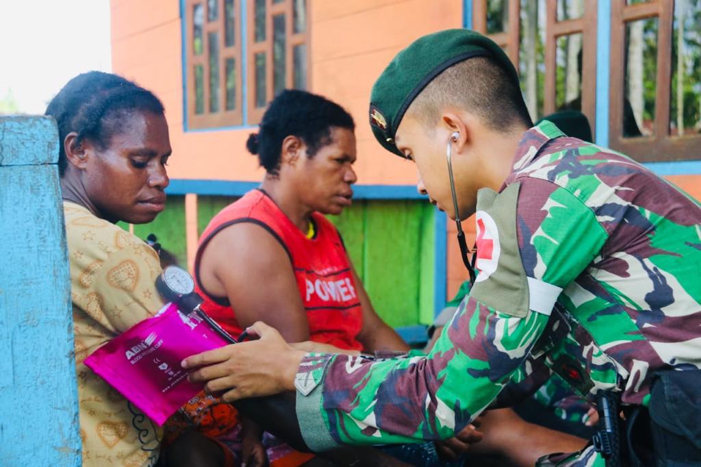  Yonif Raider 300 Brawijaya Cianjur Laksanakan Pengobatan Gratis di Papua