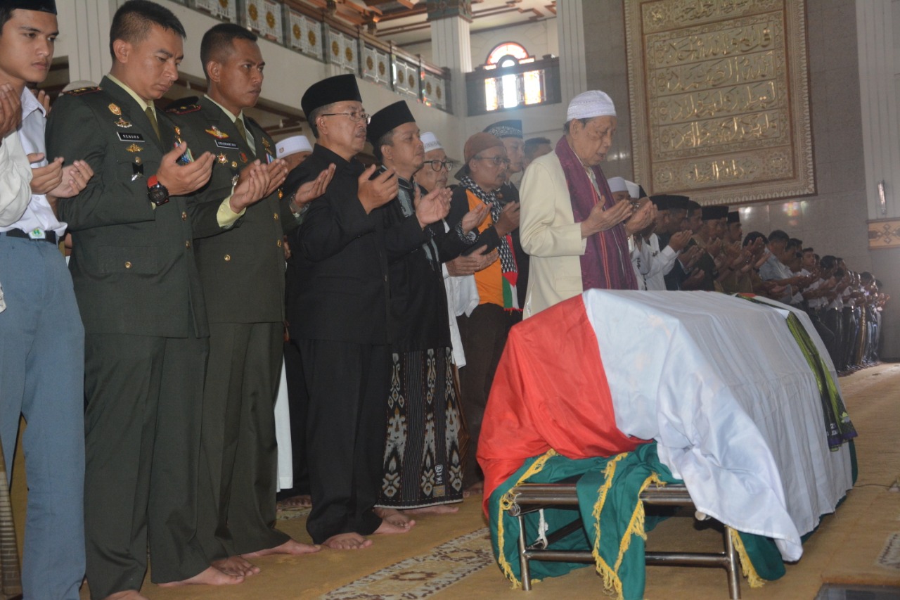  Ribuan Warga Cianjur Sambut Jenazah Ipda Erwin di Masjid Agung Cianjur
