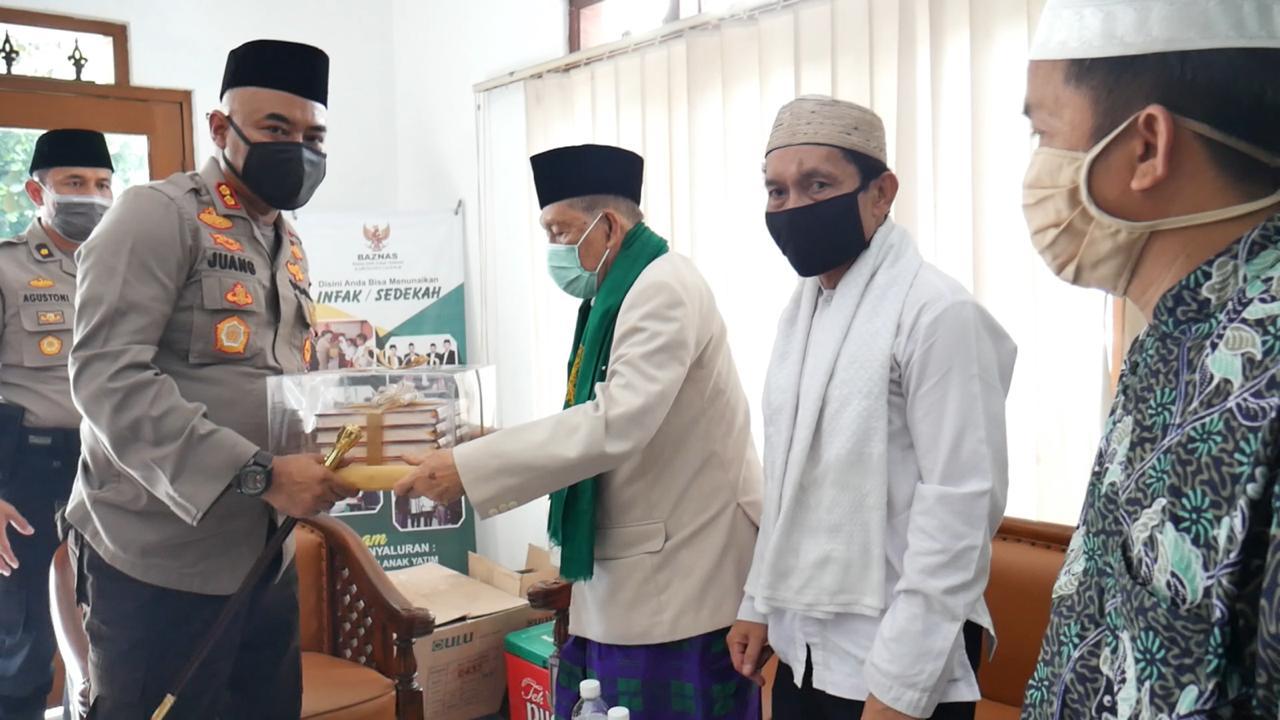  Cegah Covid-19 di Lingkungan Masjid, Kapolres Cianjur Serahkan Wastafel