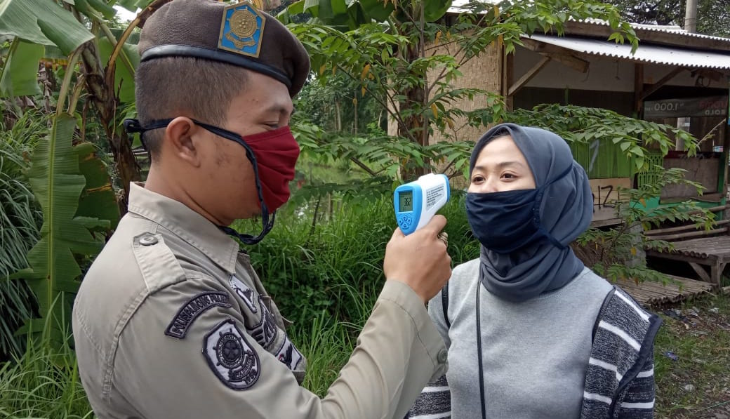  Satpol PP Terus Tertibkan Warga Yang Masih Lalu-lalang Jelang Pemberlakuan PSBB di Cianjur