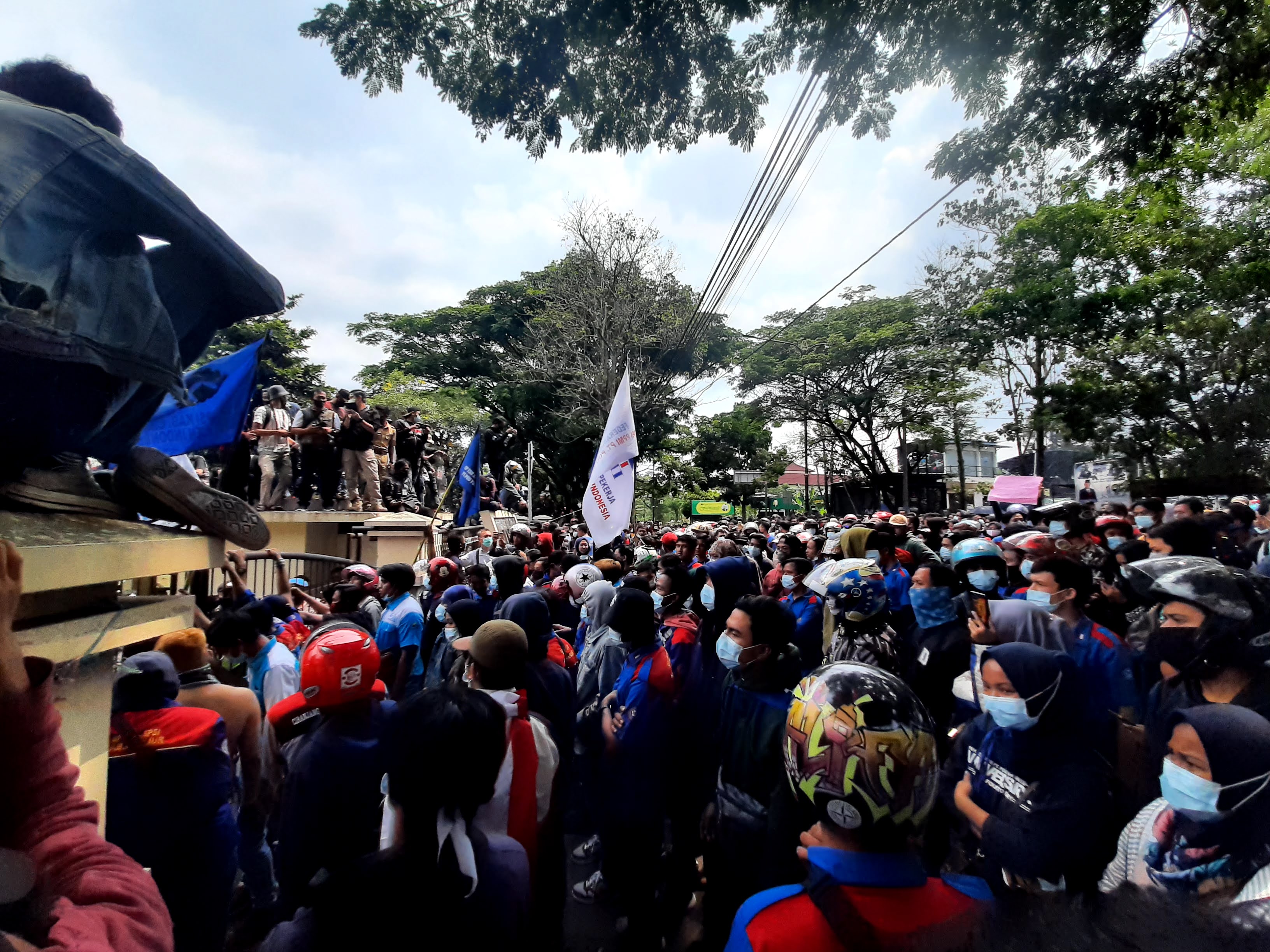  Ribuan Buruh Kepung DPRD Cianjur
