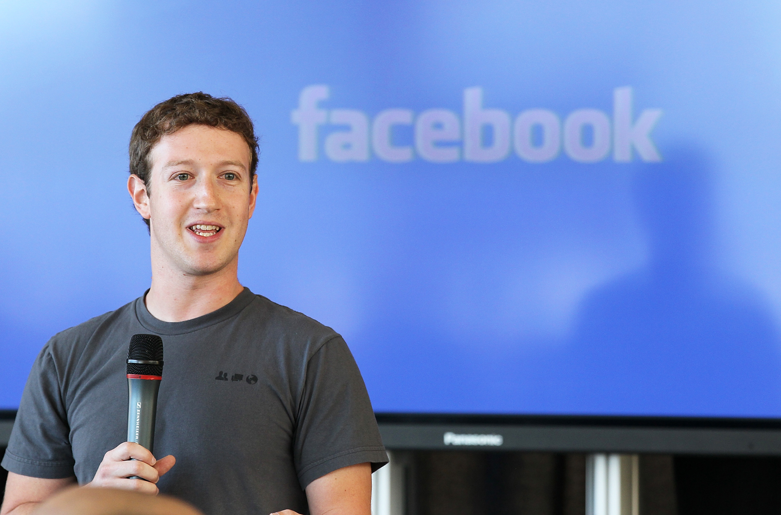  Menurut Zuckerberg, Pesaing Berat WhatsApp Bukan Telegram atau Signal