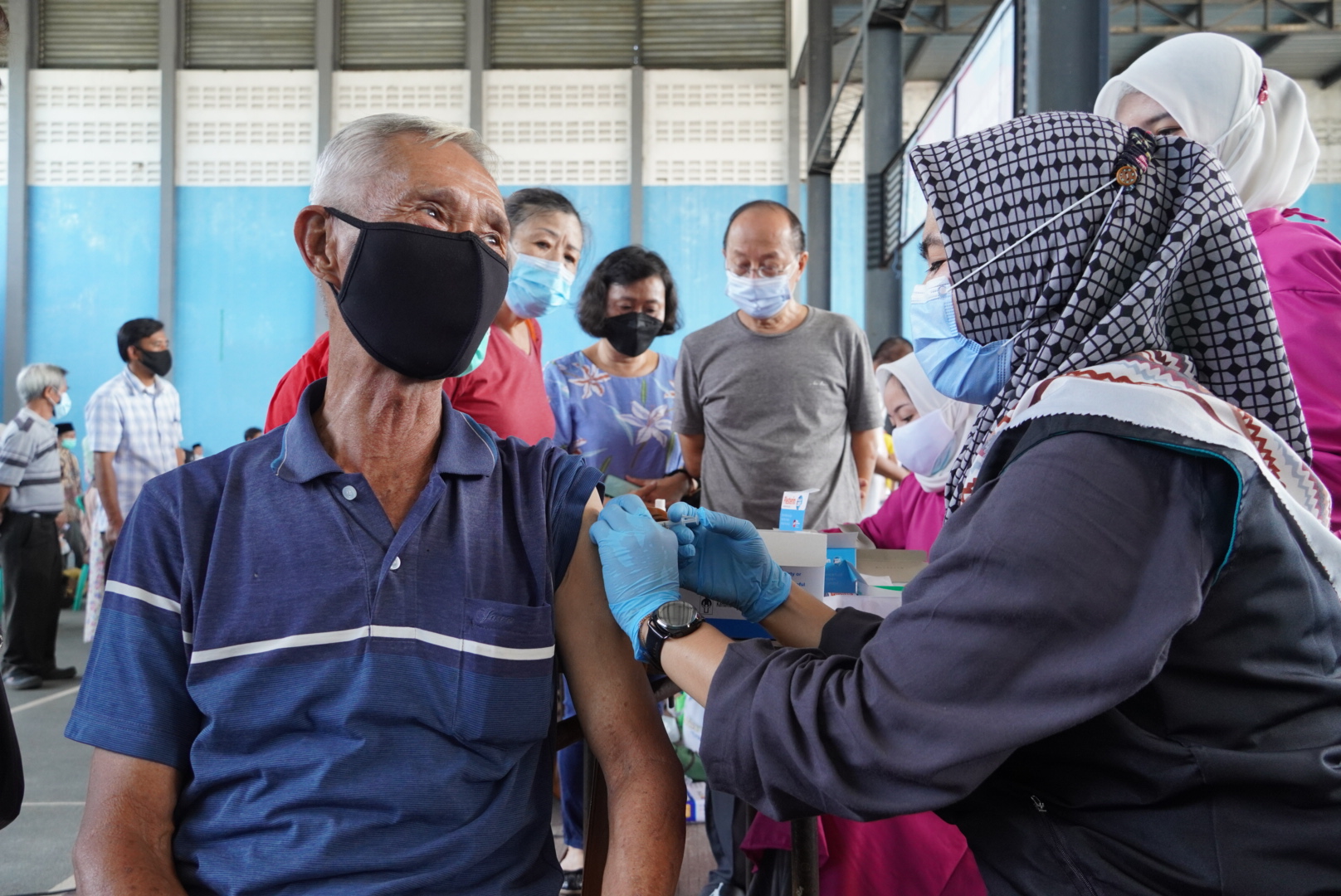  Ribuan Lansia di Cianjur Antusias Terima Vaksin Dosis Pertama