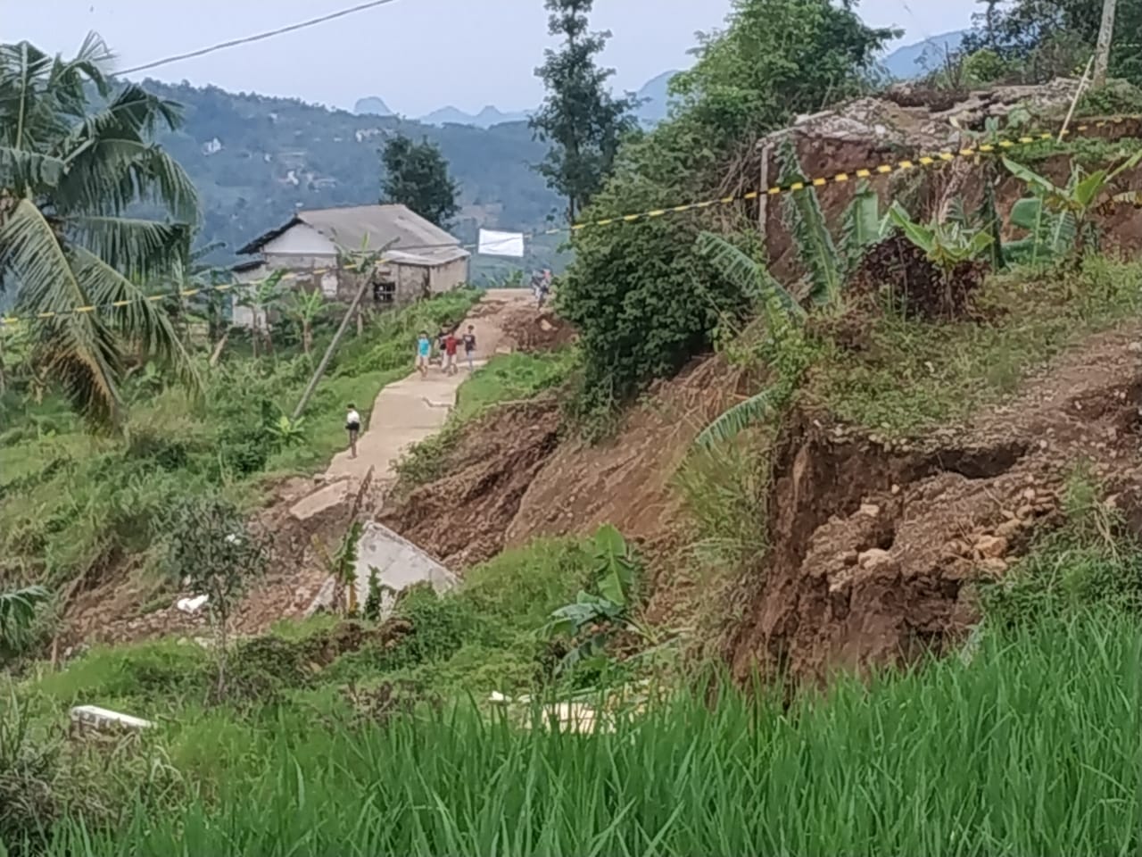  Korban Bencana Pergeseran Tanah di Batulawang Masih Cemas