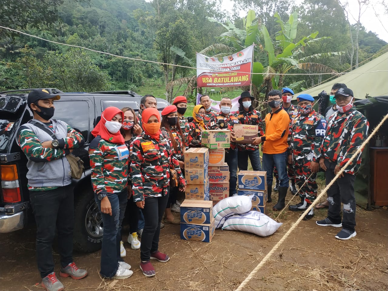  LMP Berikan Bantuan Sembako untuk Korban Pergeseran Tanah di Batulawang