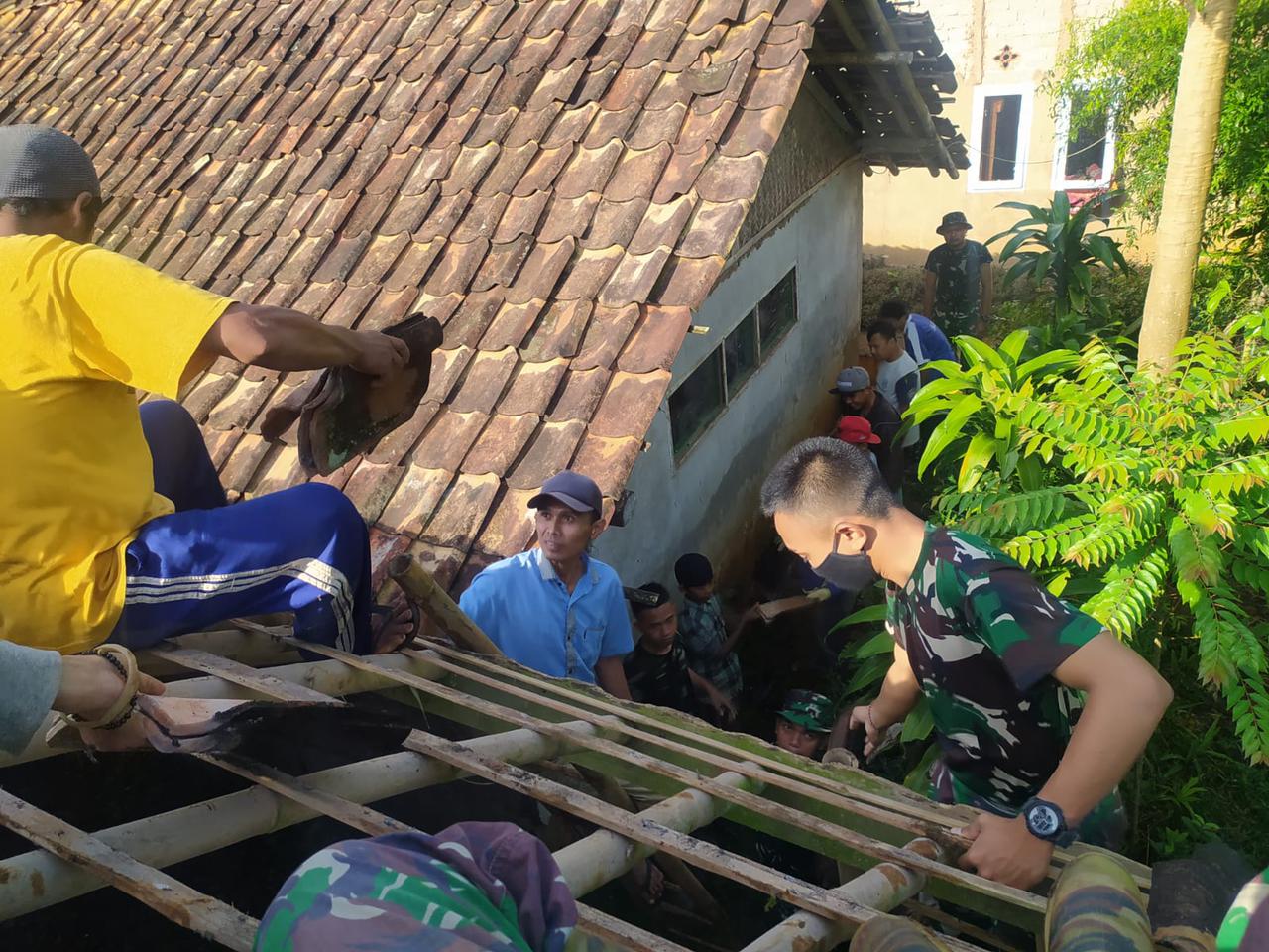  TNI Gotong Royong Bersama Warga Merenovasi Masjid