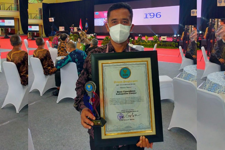  Jalankan Program Desa Bersinar, Kades Cipendawa Cianjur Raih Penghargaan dari BNN RI