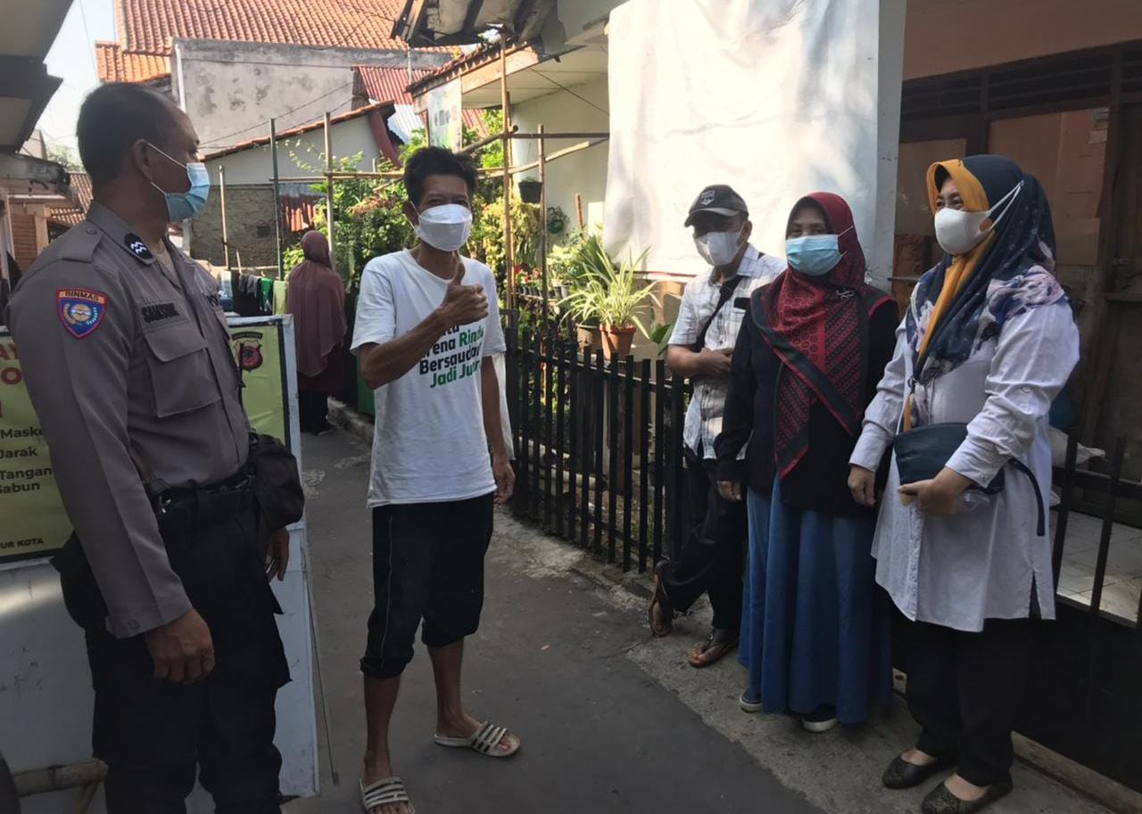  Bhabinkamtibmas Polsek Kota Cianjur Bersama Timkes Lakukan Tracing kepada Warga yang Terpapar Covid-19