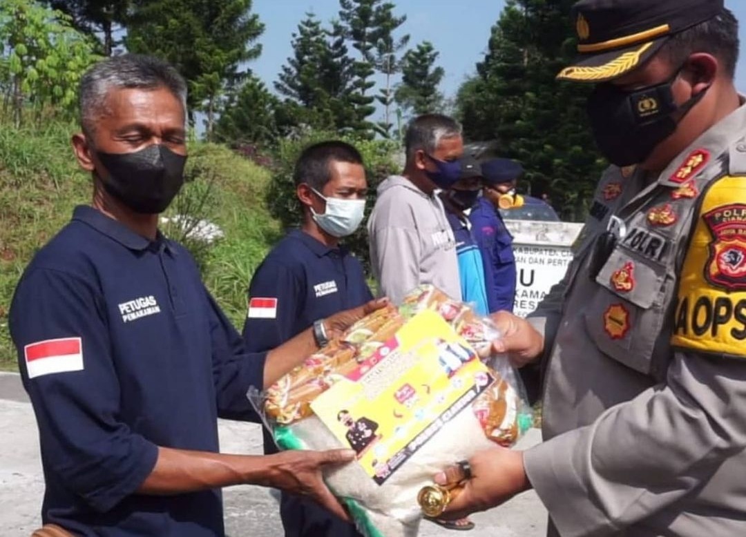  Polres Cianjur Salurkan 1000 Paket Sembako untuk Warga Miskin yang Terdampak PPKM Darurat