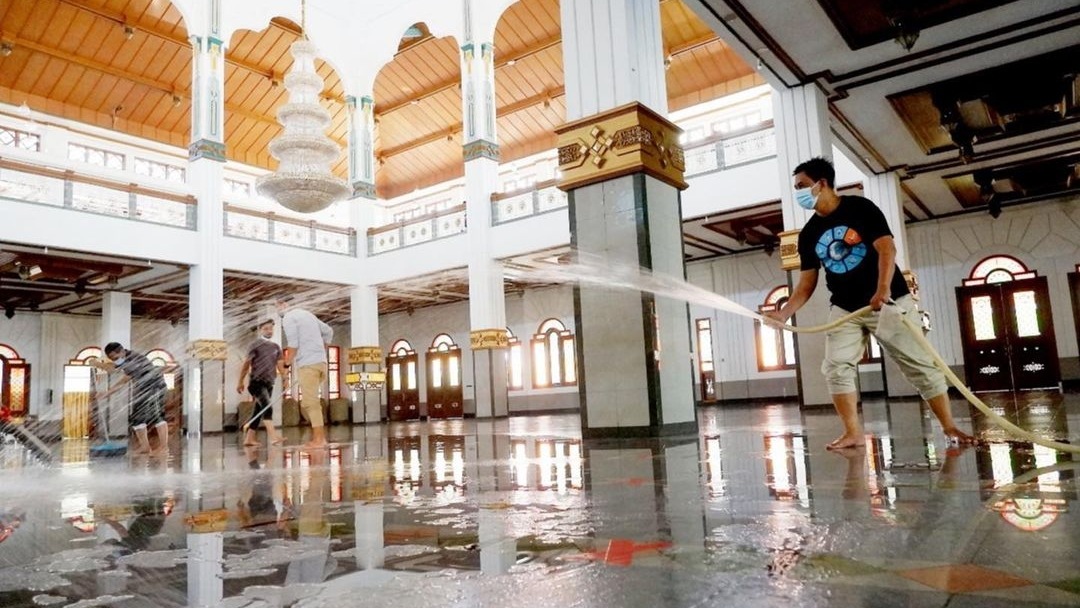  Jelang Berakhirnya Penerapan PPKM Level 1-4, Bupati Bersihkan Masjid Agung Cianjur