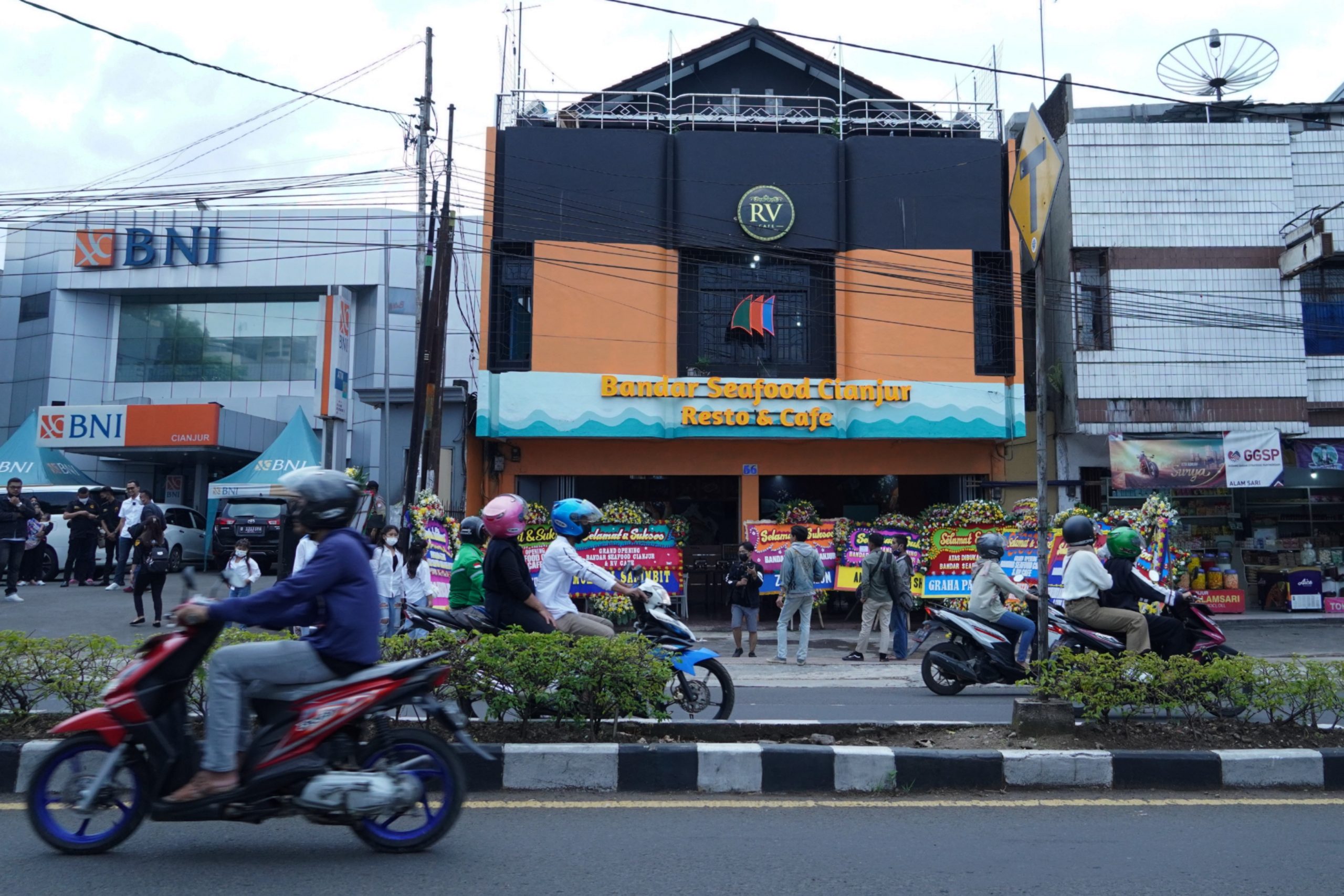  Bandar Seafood Cianjur Resto & Cafe Konsepnya Sederhana tapi Fasilitasnya Bintang Lima
