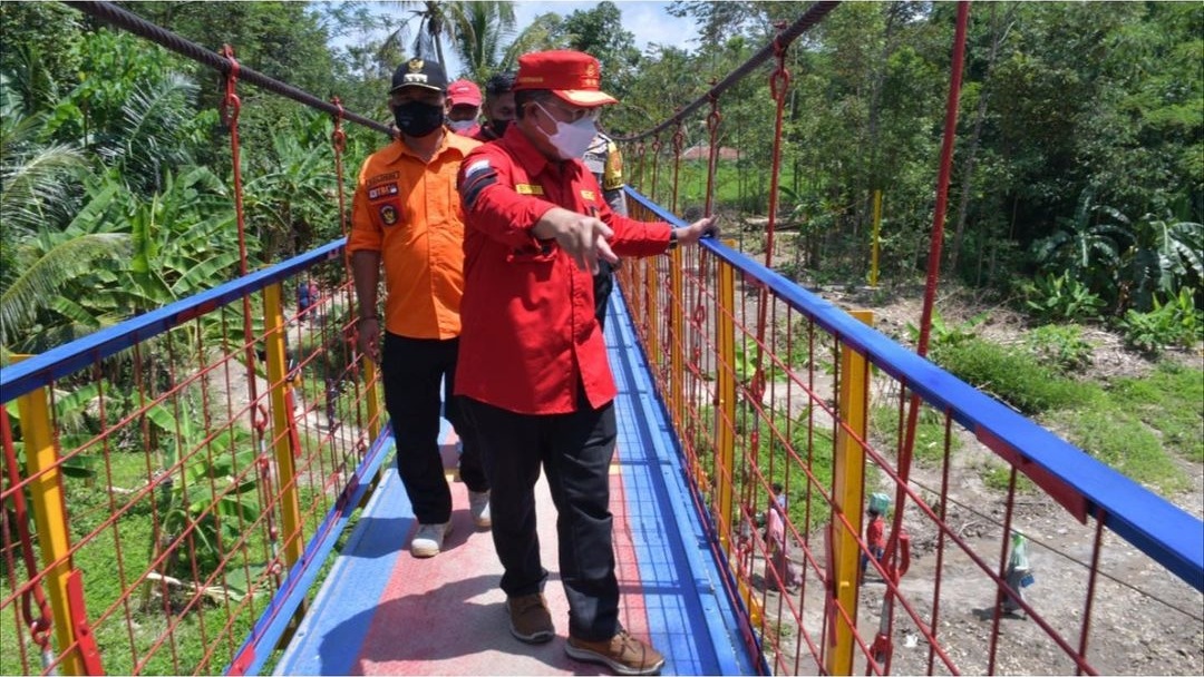  Bupati Cianjur Resmikan Jembatan Gantung di Desa Karyamukti, Leles