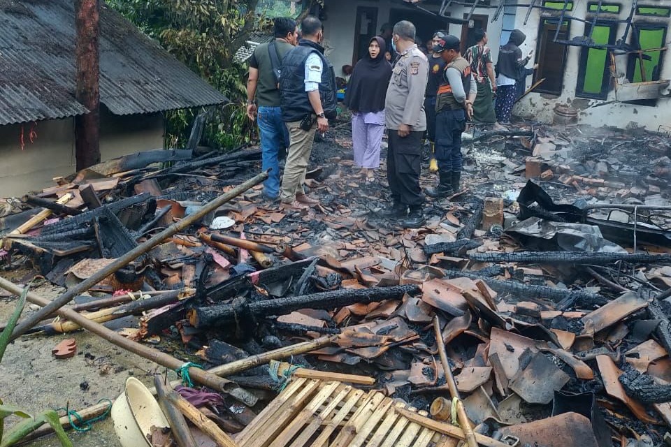  Lupa Matikan Tungku, Dua Rumah di Cibeber Ludes Terbakar