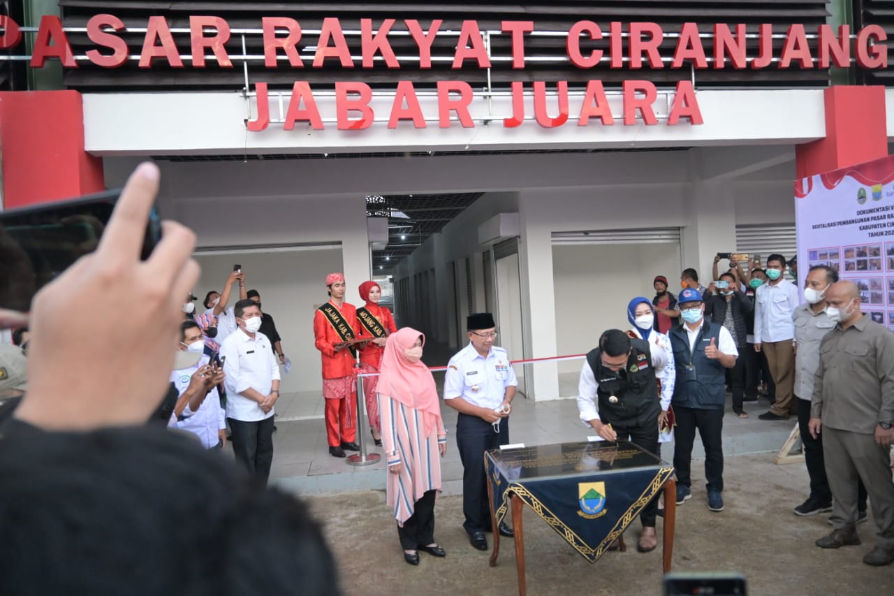  Resmikan Pasar Ciranjang, Ridwan Kamil Minta Pembangunan Harus jadi Prioritas