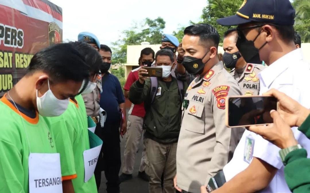  Polisi Ringkus Tiga Pelaku Pencurian Besi Rel KA di Cianjur