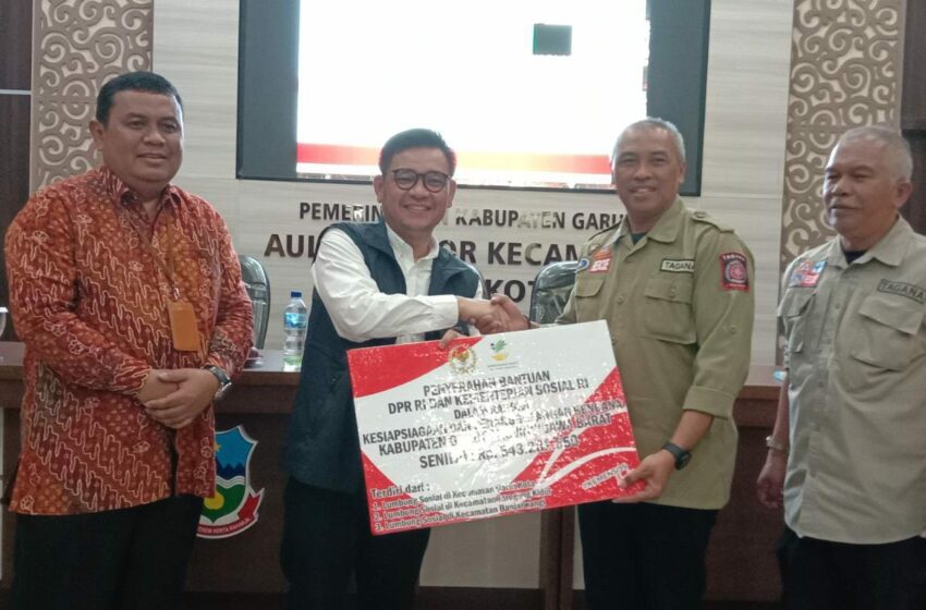  Wakil Ketua Komisi VIII DPRRI, Tubagus  Ace Hasan Syadzily, Salurkan Bantuan Lumbung Sosial Di Kabupaten Garut