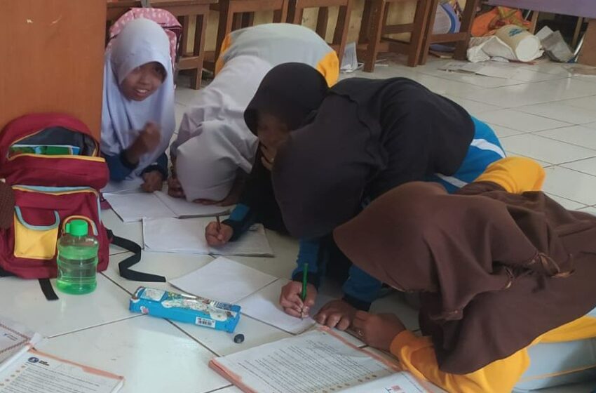  Miris! Siswa SDN Karyasakti Harus Belajar Ngampar di Lantai