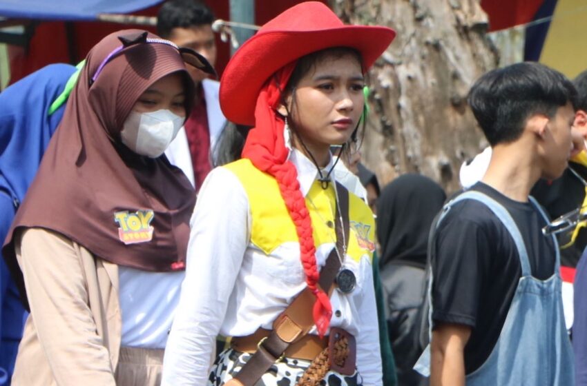  Berbagai Kostum Negeri Dongeng Karya Siswa SMANSA Ramaikan Festival Panghid 62