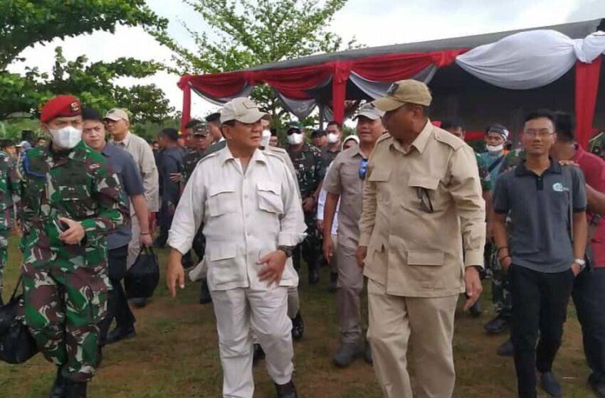 Menteri Pertahanan (Menhan) Republik Indonesia, Prabowo Subianto naik helikopter meninjau kebun pertanian terpadu percontohan di Kecamatan Mande, Kabupaten Cianjur, Minggu (2/10/2022).
