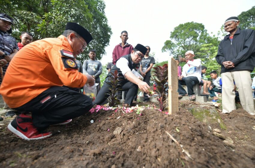  Ridwan Kamil Iringi Pemakaman Anak Korban Gempa Cianjur