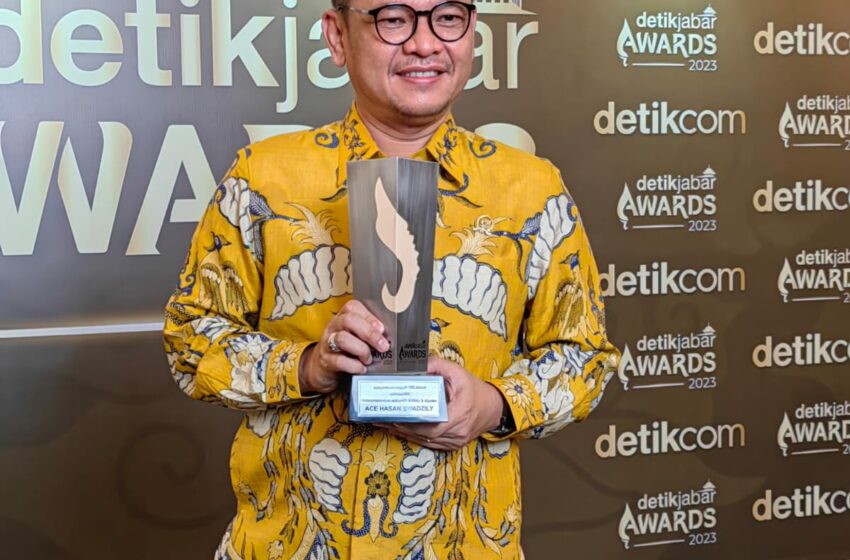 Kang Ace Terima Anugerah Pigur Teladan Katagori Pengembangan Bidang Sosial dan Agama detikJabar Awards 2023