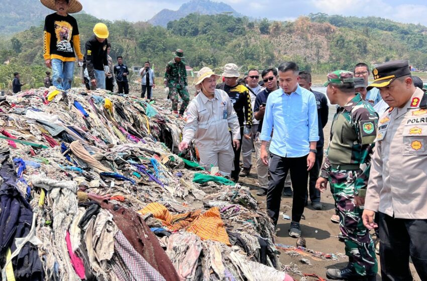  Tinjau Kondisi Sampah di Pantai Cibutun Sukabumi, Bey Machmudin: Penting Pencegahan dari Hulu