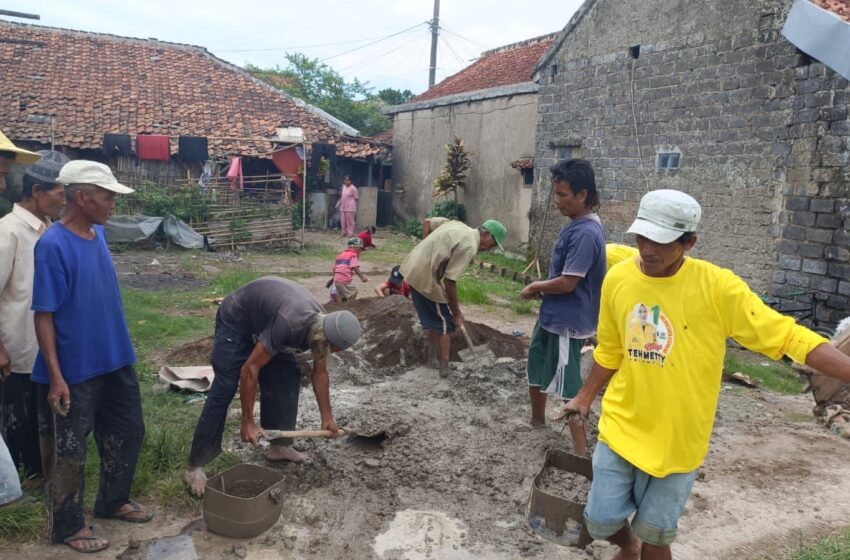  Buktikan Bisa Kasih Solusi, Caleg DPRD Cianjur Metty Triantika Bangun Jalan Desa di Bojongpicung Bersama Relawan