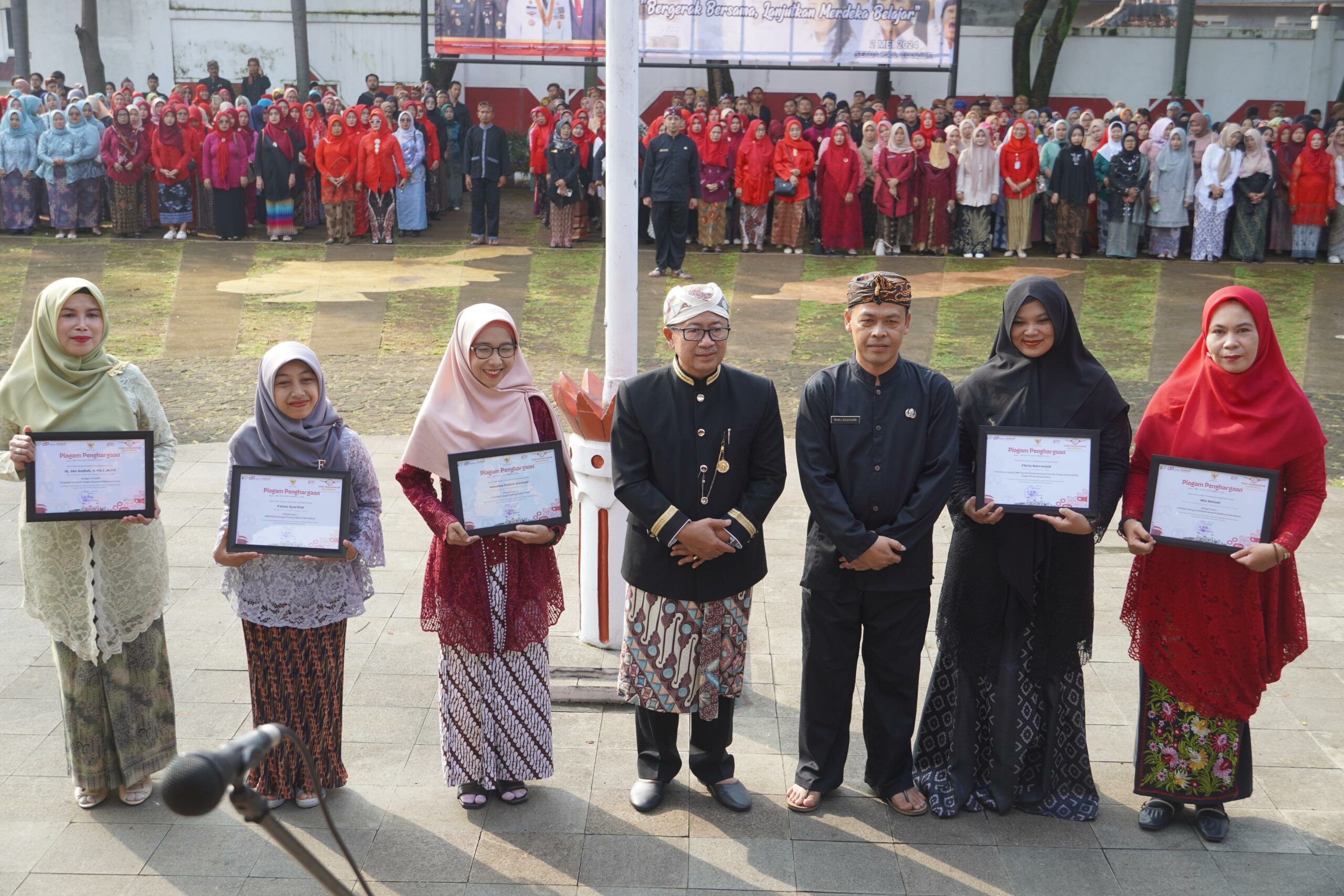  Hardiknas, Bupati Cianjur Berikan Penghargaan Kepada Tenaga Pendidik Berprestasi