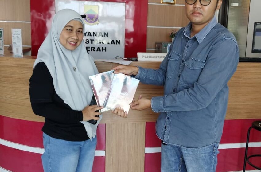  Mahasiswa MPBSI Unsur Serahkan Bantuan Buku Linguistik Forensik ke Perpusda Cianjur