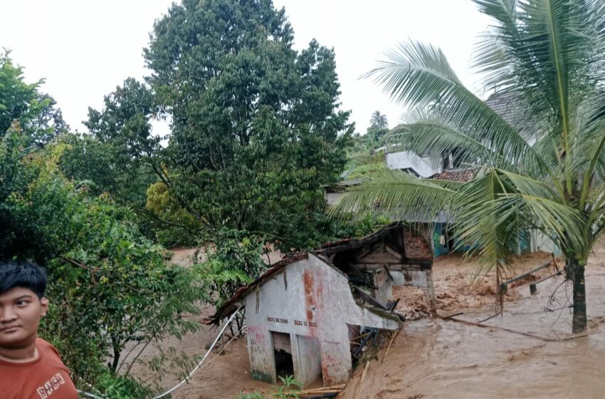  Banjir Kembali Rendam Kampung Cibolang Mande, Warga Terdampak Dua Kali dalam Sehari