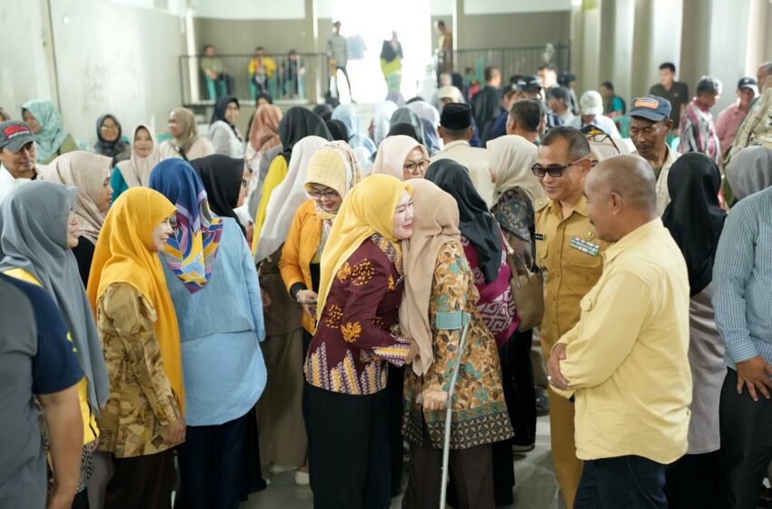  Suasana Haru Warnai Reses Ketua DPRD Cianjur di Desa Jati, Metty Triantika Rogoh Kocek Pribadi Bantu Langsung Tunai Komunitas Disabilitas